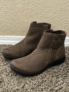 Clark's Women's Carleigh Style Mushroom Nubuck Boots -Size 11M